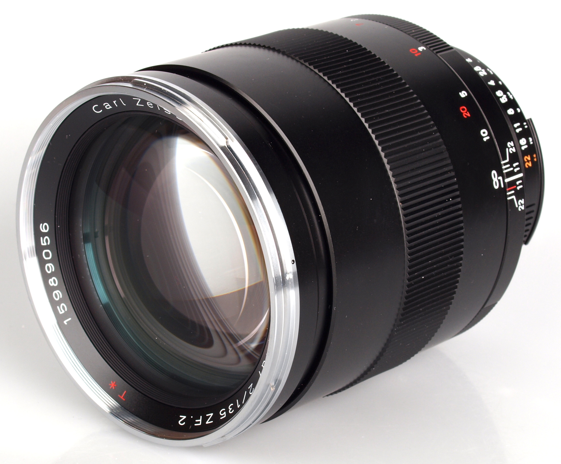 https://www.ephotozine.com/articles/carl-zeiss-apo-sonnar-t--135mm-f-2-review-21949/images/highres-carl-zeiss-135mm-f2-tstar-lens-4_1368435244.jpg